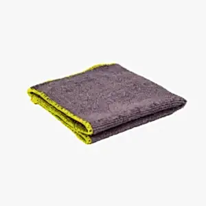 Gri renkli oto mikrofiber kurulama ve cila bezi, 320 GSM kalın yapısıyla çiziksiz temizlik sağlar.